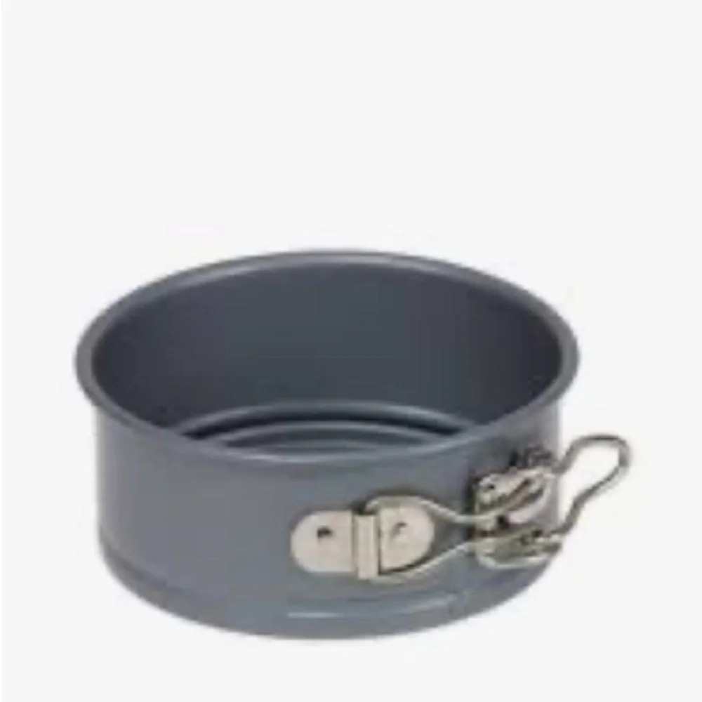 Pampered Chef Black Springform Pan New never used!